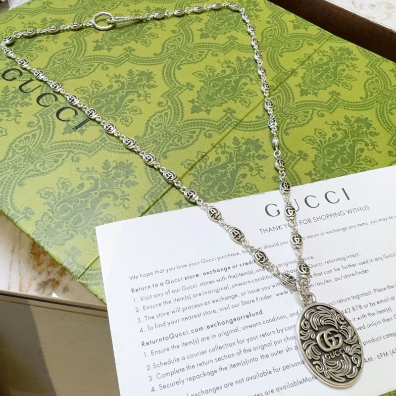 G*u*i necklaces